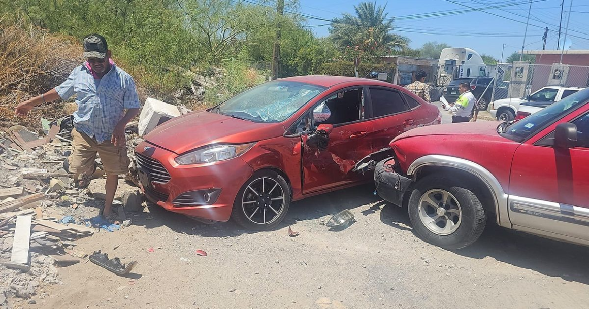 1787615252998-oasdv6.jpg Borracho y sin licencia de conducir provoca choque en Nuevo Laredo; destroza dos vehículos estacionados