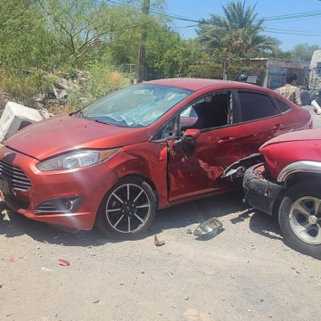 Borracho y sin licencia de conducir provoca choque en Nuevo Laredo; destroza dos vehículos estacionados