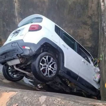 Lluvias provocan accidente en Coatzacoalcos: jóvenes caen con su vehículo a canal