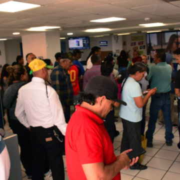 Saltillo: persisten filas para activar líneas telefónicas; usuarios tardan hasta 2 horas y media