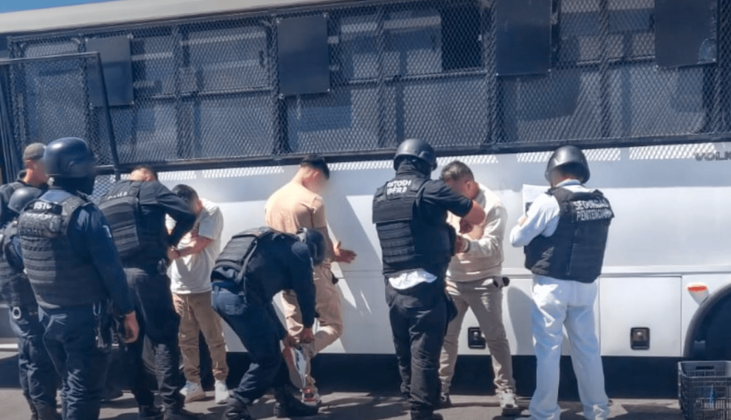 Captura-de-pantalla-2026-08-13-a-las-8.04.18-p.m.png Trasladan a ocho reos de alta peligrosidad al penal federal de Ramos Arizpe