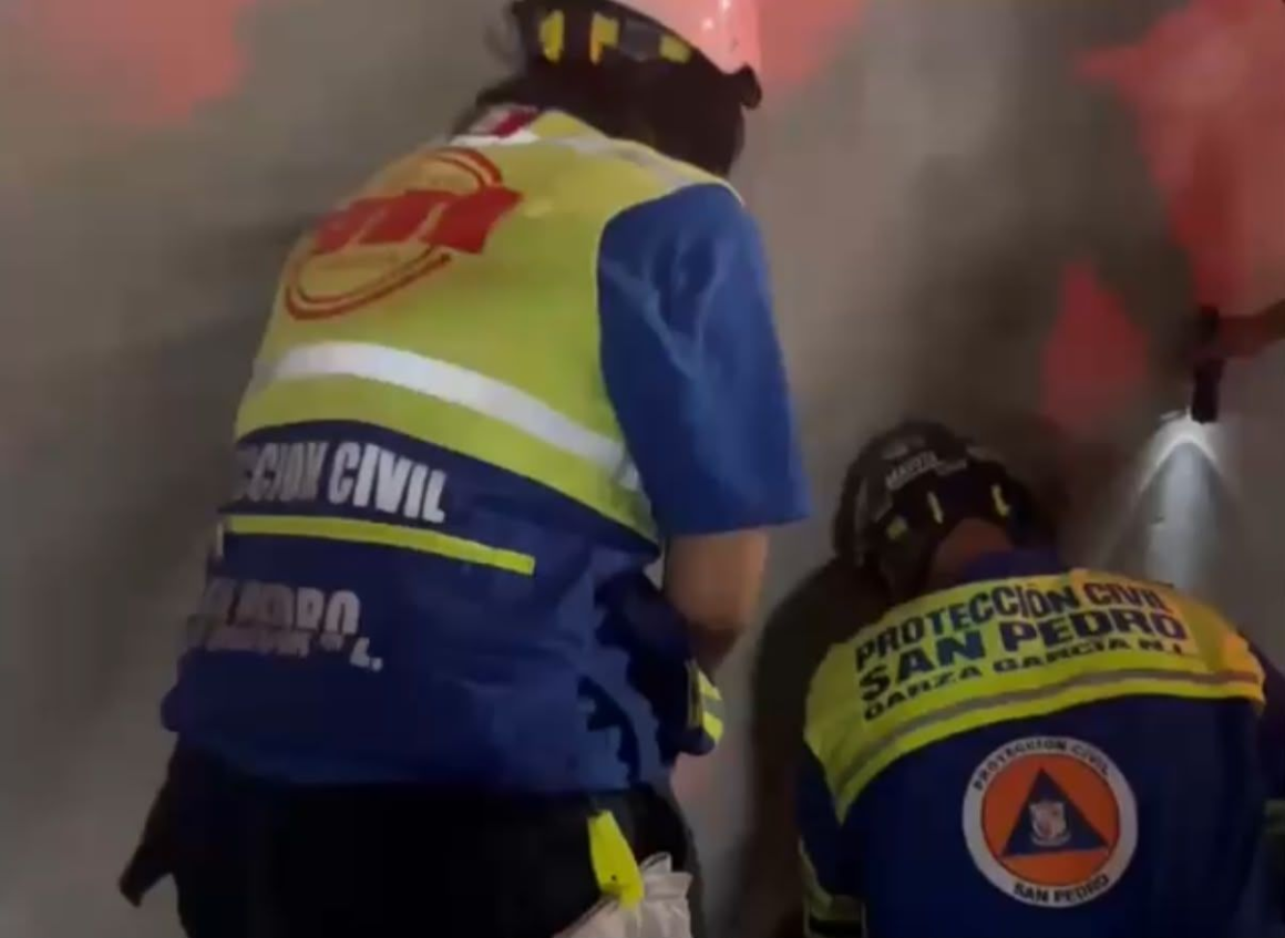Rescatan a niña que cayó a hueco de edificio en San Pedro