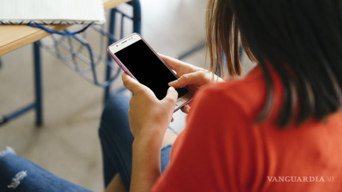 distracted-girl-with-phone-class-1_1-16721837_20260823021918.jpg Piden expertos prohibir celulares en primaria y regular su uso en secundaria