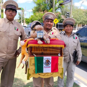 Un legado que lucha por no extinguirse: la historia de Galdino y sus hijos como organilleros en Nuevo Laredo