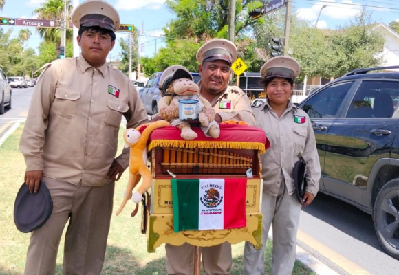 Un legado que lucha por no extinguirse: la historia de Galdino y sus hijos como organilleros en Nuevo Laredo