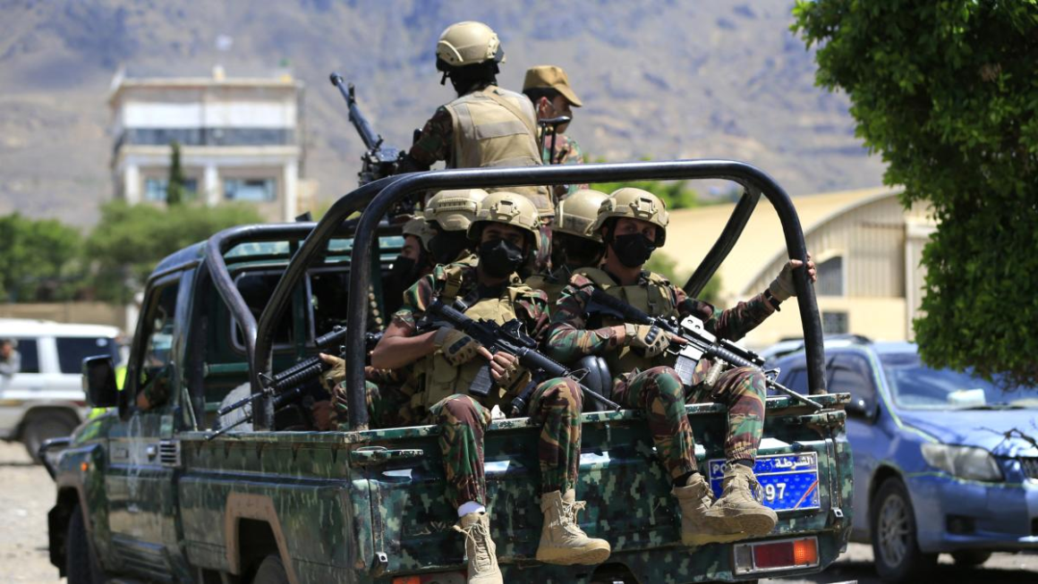 6aa5f569844c7.jpg Ejército yemení bombardea posiciones hutíes en Moca tras perder el mar Rojo