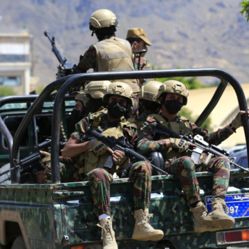 6aa5f569844c7.jpg Ejército yemení bombardea posiciones hutíes en Moca tras perder el mar Rojo