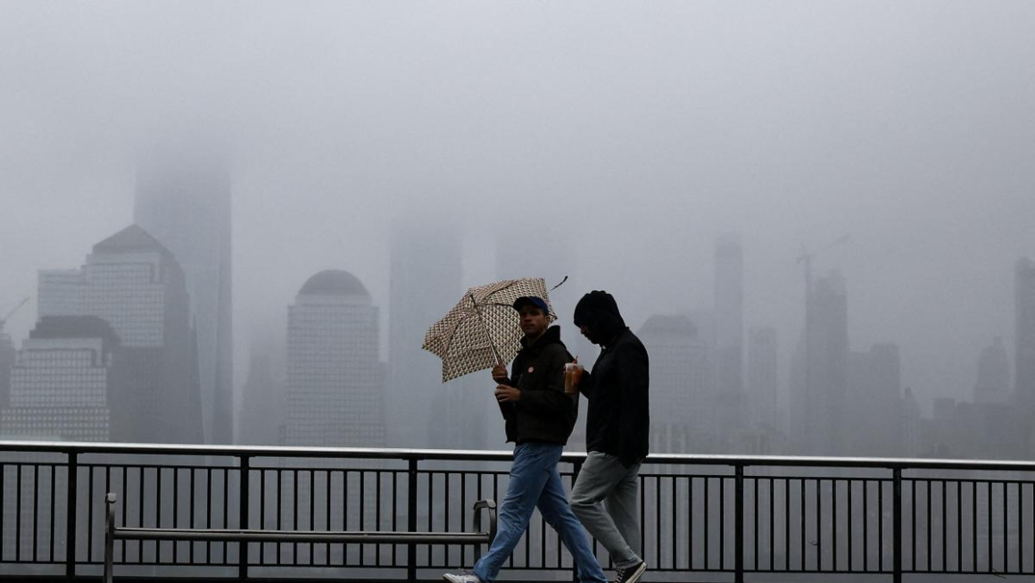 Tormenta en noreste de E.U. deja un muerto, apagones y cientos de vuelos cancelados