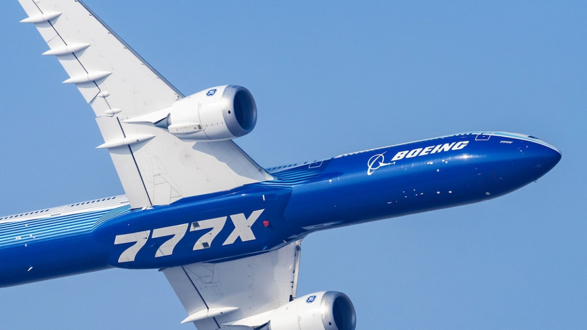 Acciones de Boeing caen por retrasos en pruebas del 777X y dudas sobre su meta de flujo de caja