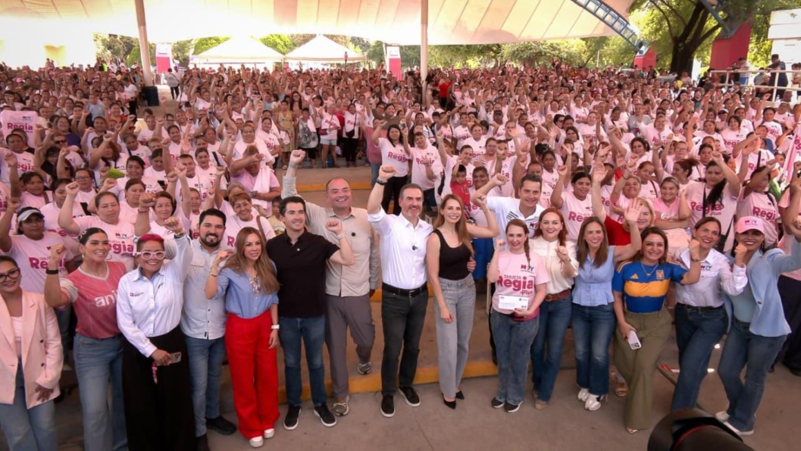 Reciben 2,000 mujeres apoyo económico con Tarjeta Regia Plus
