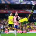 ¡Superclásico! Chivas daba un baile, pero América empata con golazo de chilena y doblete del colombiano Miguel Borja