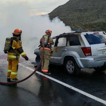 bcf0dd66-dd47-4292-876d-291f89451ae4_1-17370516_20260919010719.jpg Se incendia camioneta en Libramiento Norponiente