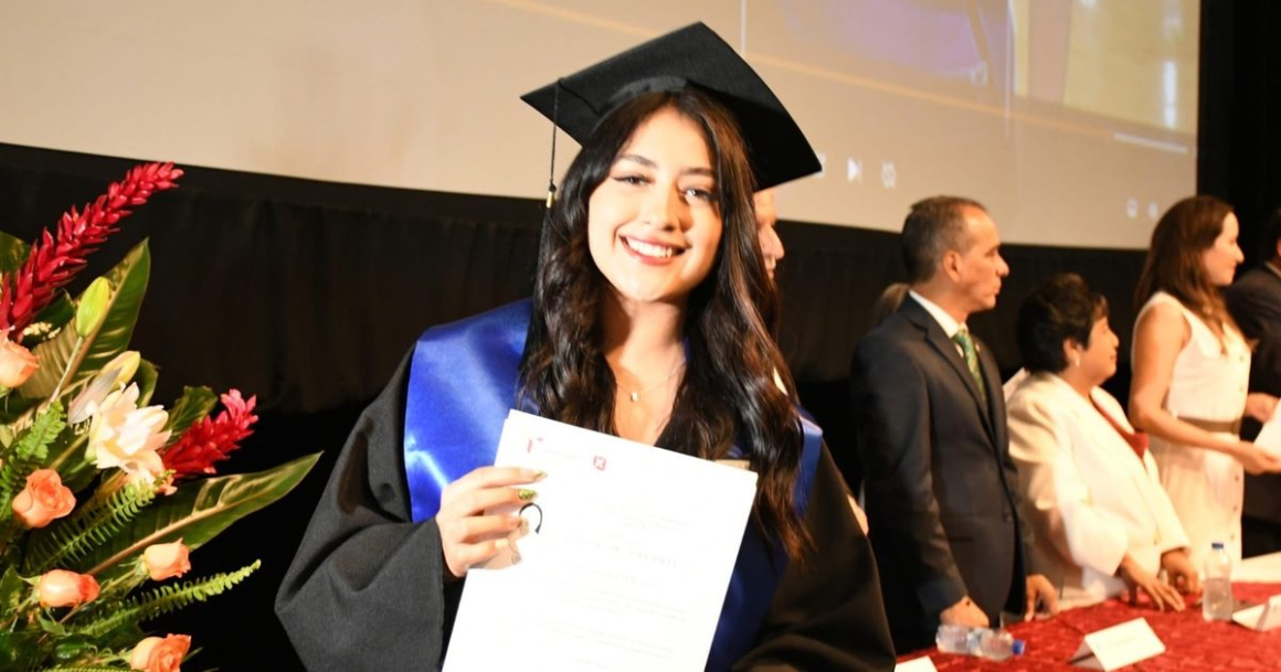 1790906901590-5gmjgu.jpg Orgullo en el Teatro Principal de Nuevo Laredo; la UPN 284 gradúa a 164 nuevos profesionistas