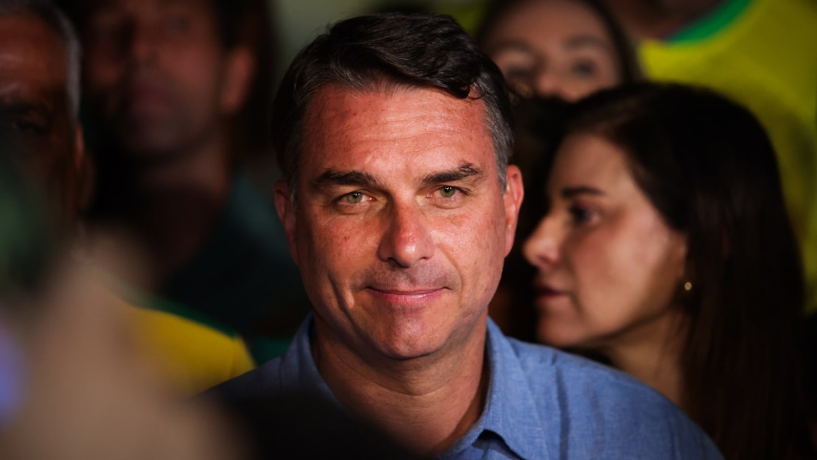 Flávio Bolsonaro suma respaldo de dos partidos de centro-derecha antes de segunda vuelta en Brasil