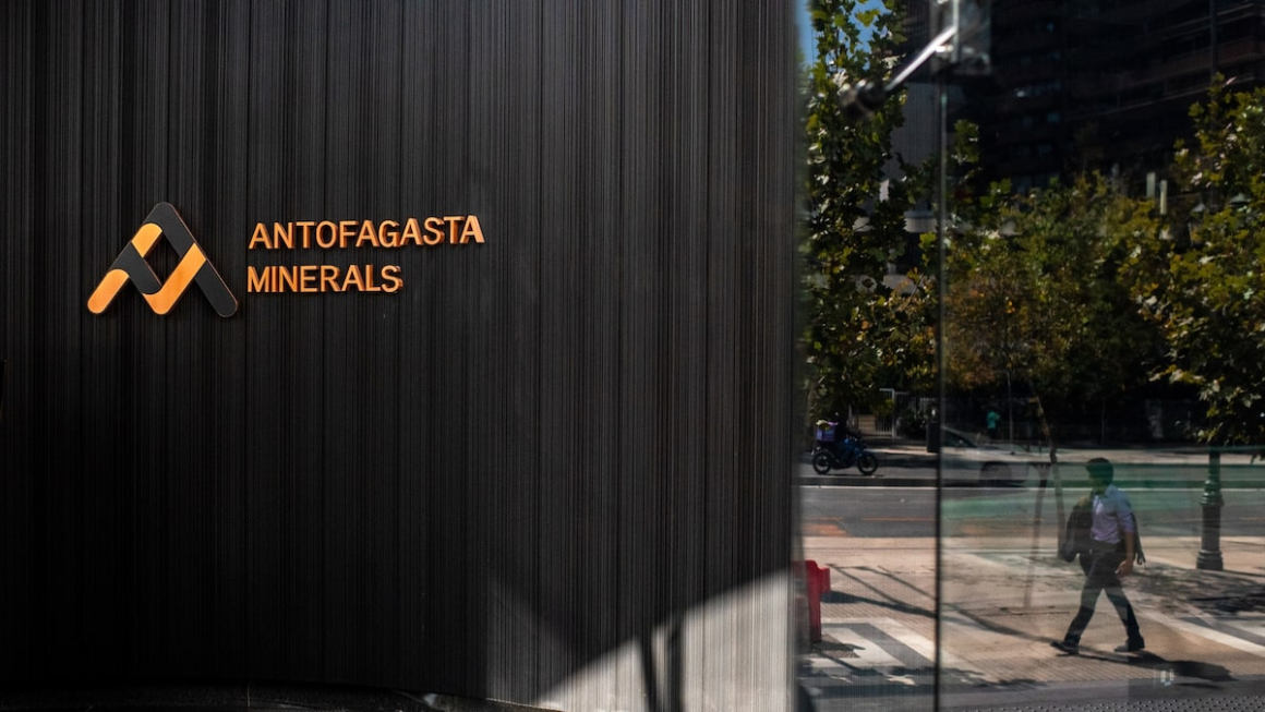 Protesta en mina de cobre de Antofagasta en Chile se intensifica con huelga de hambre