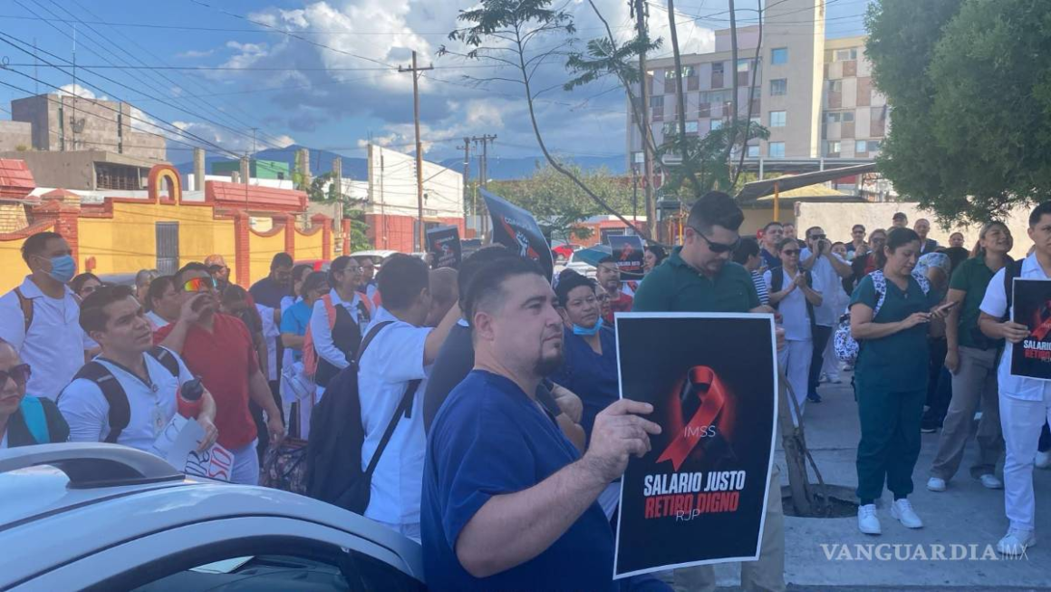 Monclova: Protestan trabajadores de la Clínica 7 del IMSS; exigen jubilaciones dignas y sueldos justos